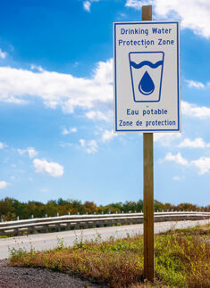 Blue and white roadside sign indicating drinking water protection zone