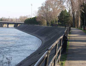 Photo of West London Dyke before the replacement project, looking south towards the Queens Street bridge