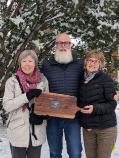 Cathy Quinlan (left) presented Ron Anderson and his wife Francis with a hand-made cutting board with an inscribed plaque as thanks. 