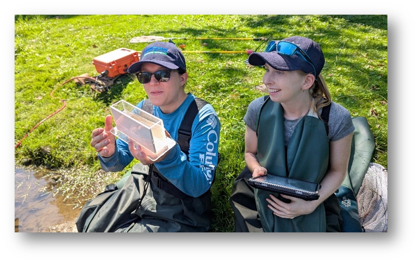 Taryn Smit and Rachel Saunders collecting aquatic monitoring data